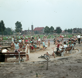 821844 Gezicht op de zandbak met spelende kinderen in het plantsoen aan de Ingen Houszstraat te Utrecht.